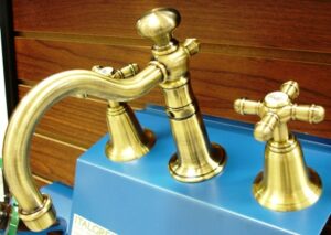 GRIFERIA DE LAVAMANOS DE 8" ANT BRASS ROYAL CW