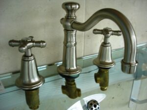 GRIFERIA DE LAVAMANOS 8" POL NICKEL ROYAL