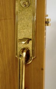 CERRADURA COLONE PTA. PRINC. IZQ. PVD