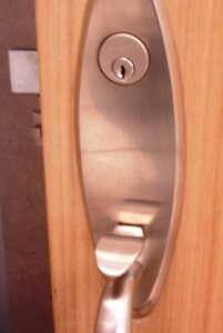 CERRADURA LUNA DE PTA. PRINC. IZQ. SATIN NICKEL