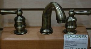GRIFERIA DE LAVAMANOS ANT BRASS 8"